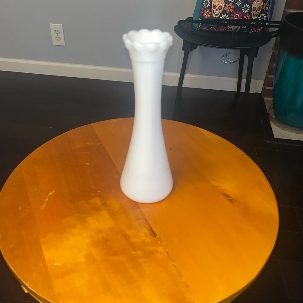 White milk glass smooth pattern bud vase vintage